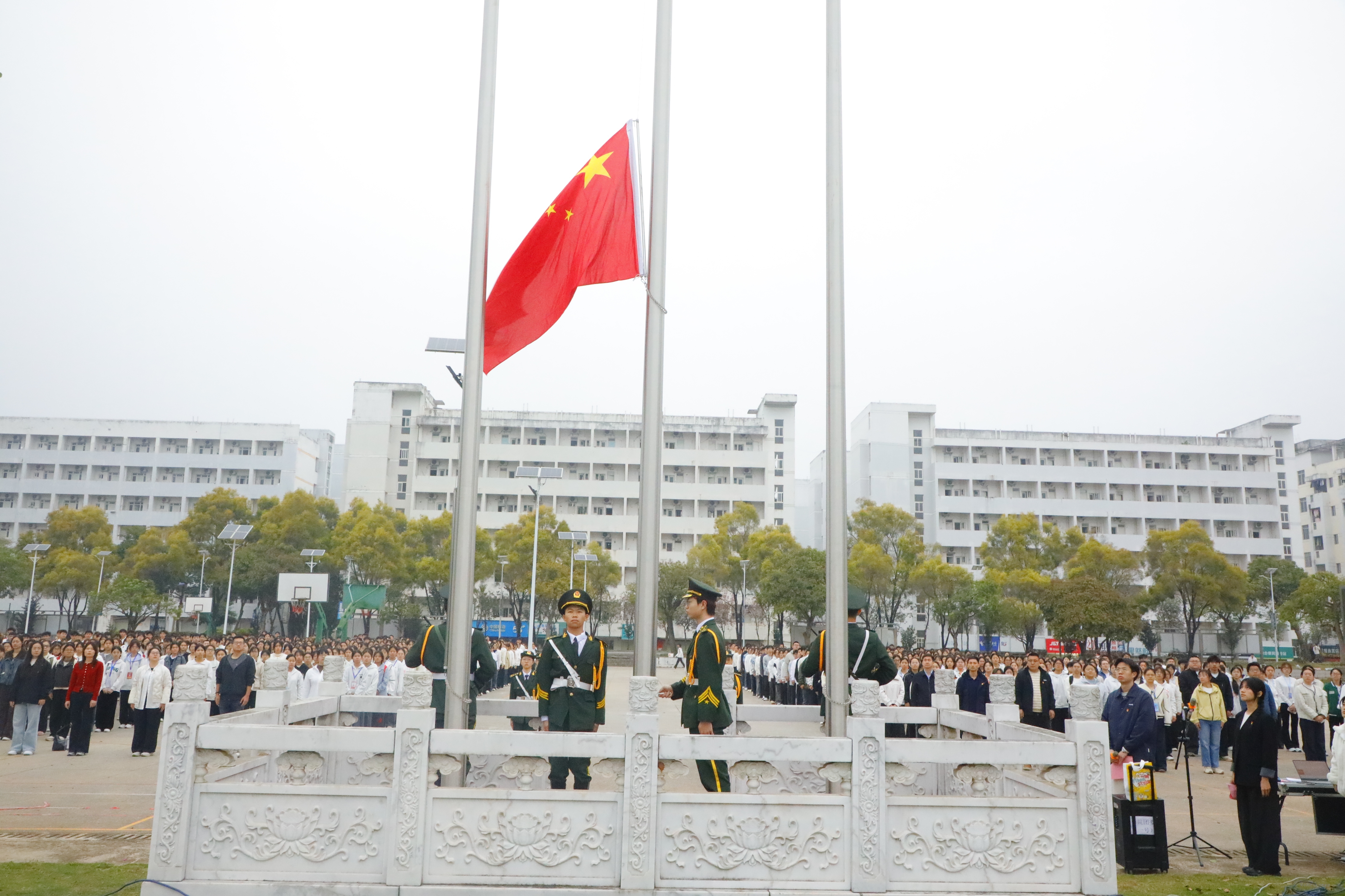 taptap点点举行“青春奋进‘十五五’，挺膺担当新征程”主题升旗仪式