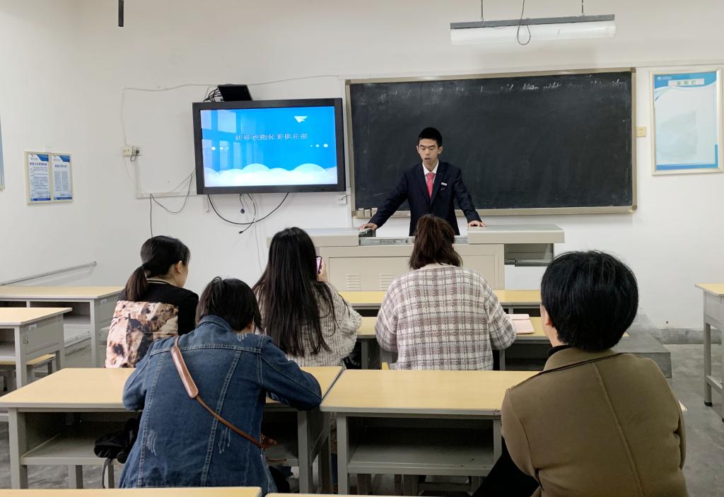 项目负责人向专家组介绍项目特色